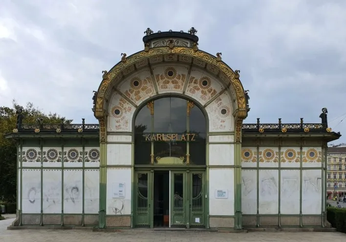 비엔나 분리파의 대표적인 건축가 오토 바그너가 건립한 카를광장 지하철 역사의 외관