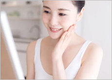 한결 좋아진 피부결에 만족하는 사람들 이미지