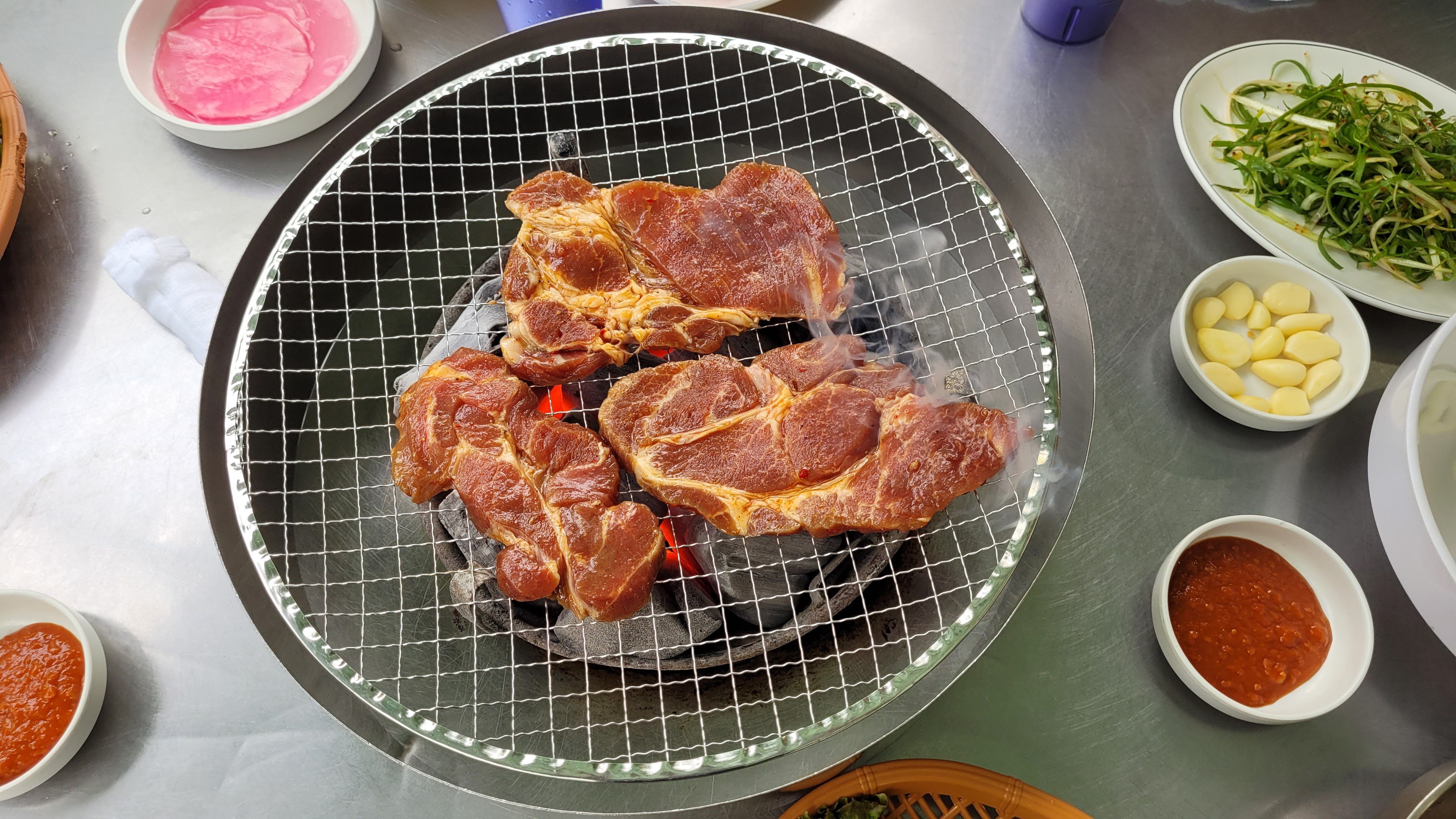 숯불에서 올려진 돼지갈비