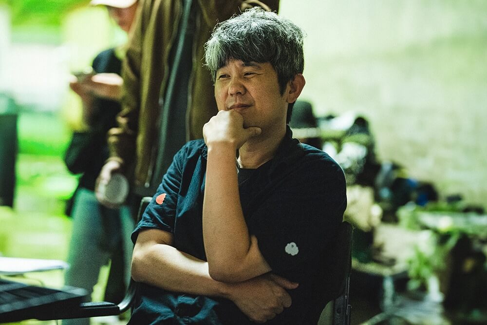 영화 더 킬러스 스틸컷 &ndash; 김종관 감독이 촬영 현장에서 장면을 검토하는 모습