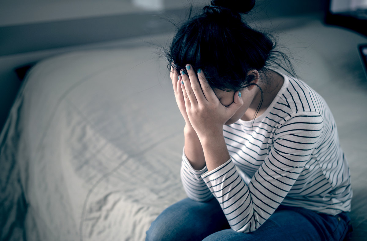 얼굴을 손으로 감싸고 있는 여자한명