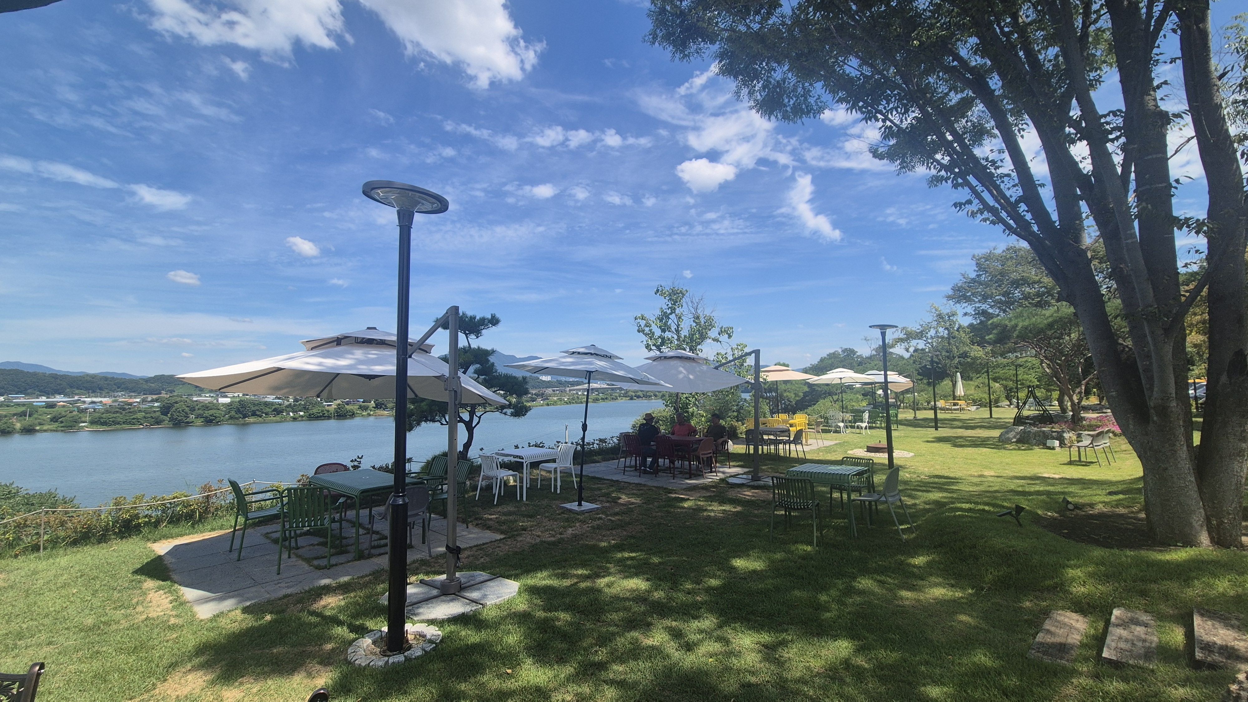 충주 호수뷰 카페 야외 테라스에서 바라본 맑고 푸른하늘과 잔잔한 호수풍경