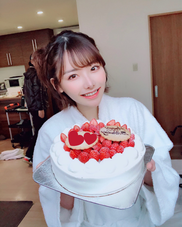 케이크로 축하를 받은 후카다 에이미(Eimi Fukada, 深田えいみ) 사진