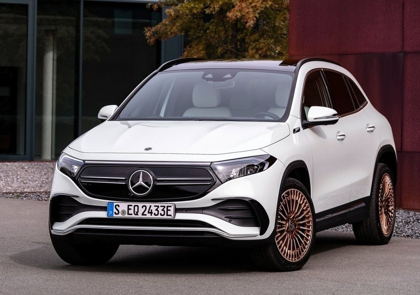 이 사진은 벤츠 EQA의 전면부 사진입니다