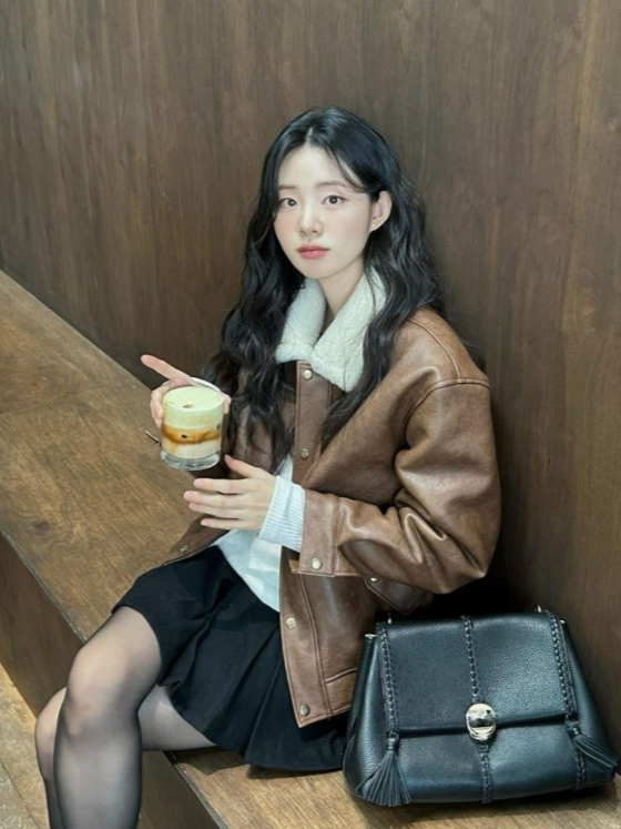 무스탕 + 미니스커트