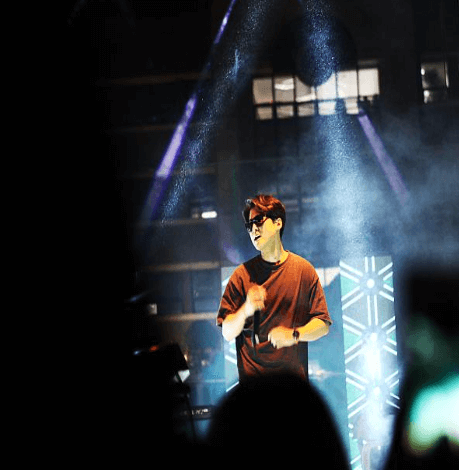 한남자가-무대에서-노래부르는-이미지