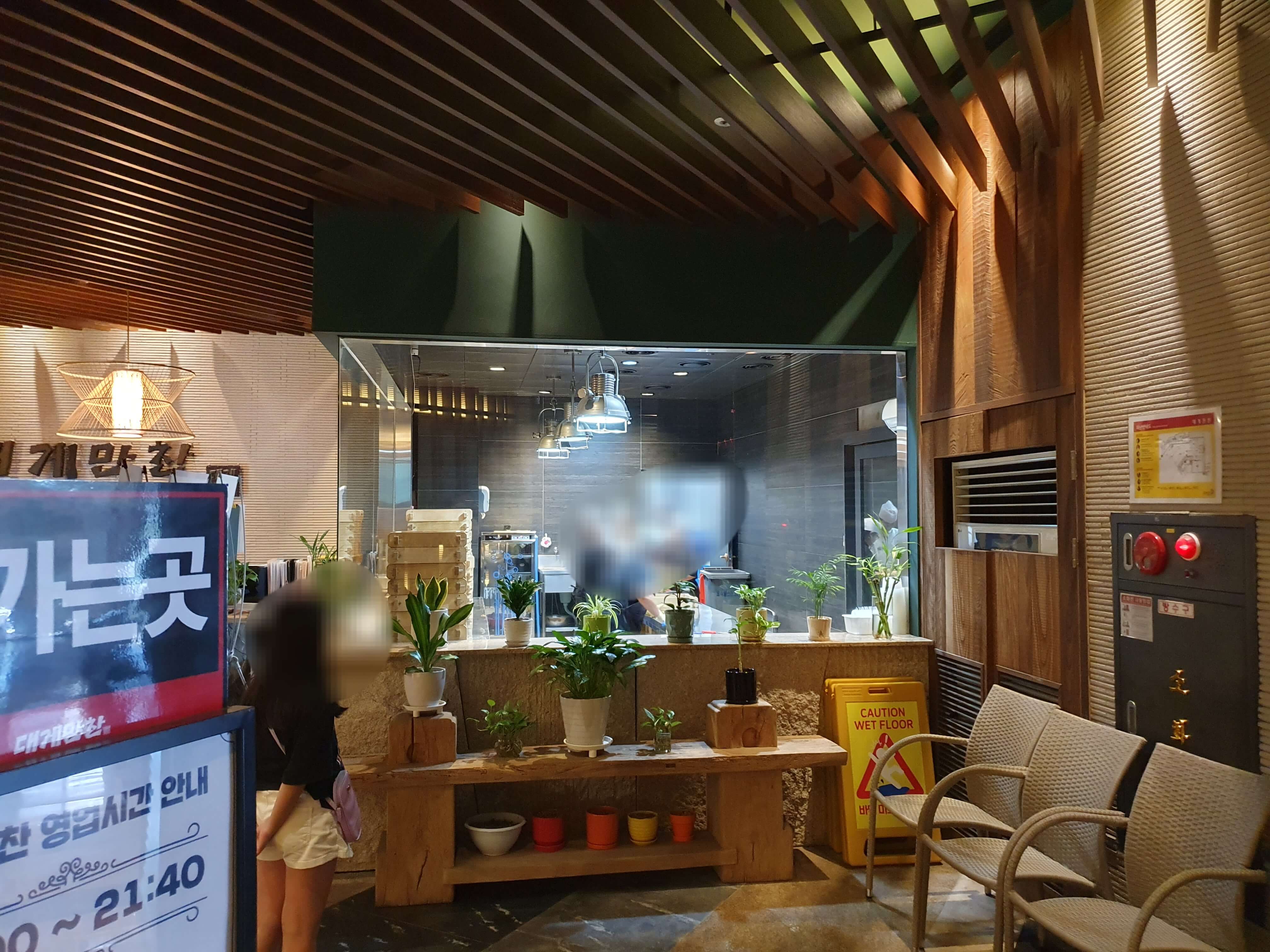 쪄진 대게와 킹크랩들이 분해되는 장소