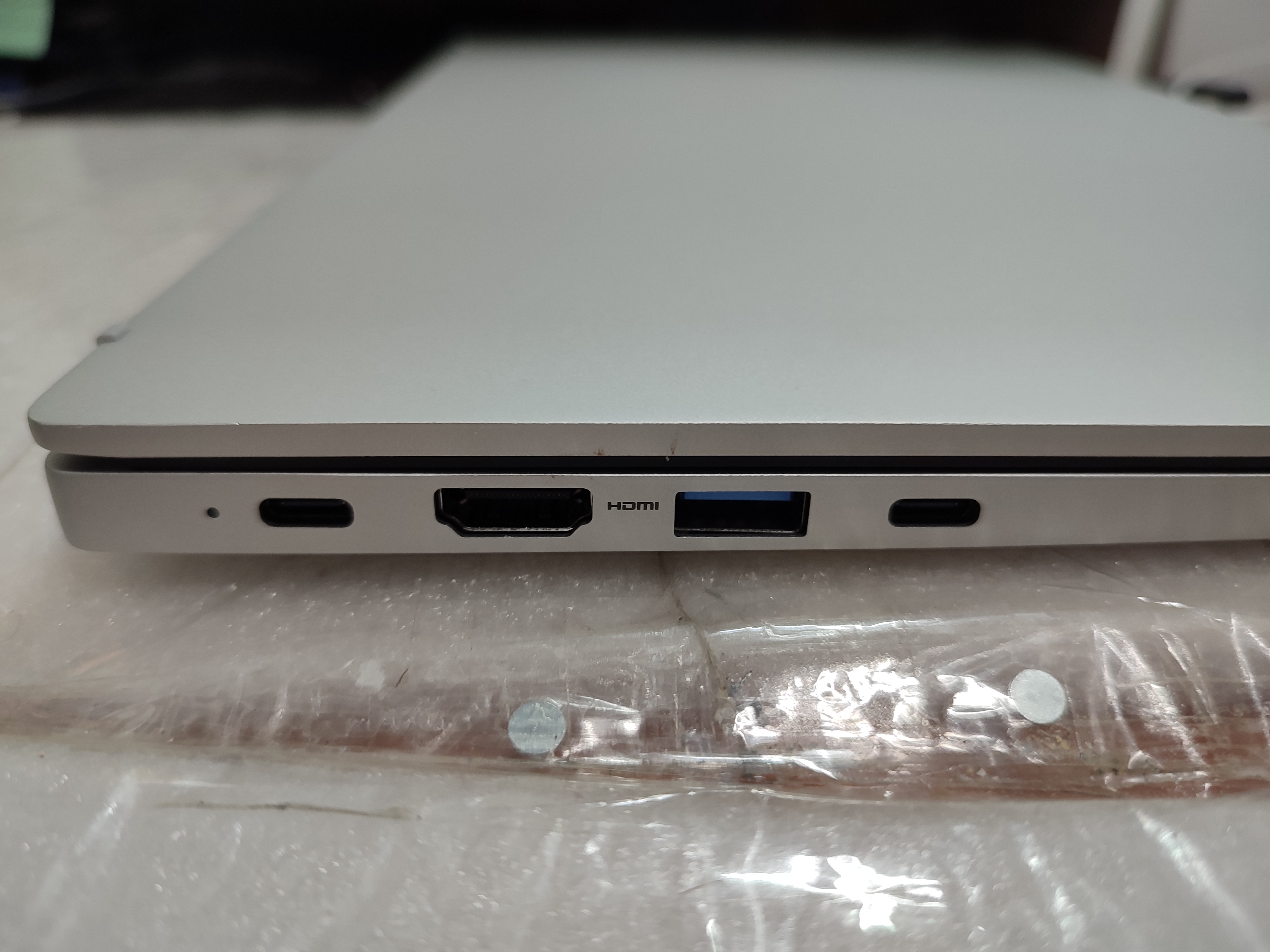 좌측 포트의 구성 USB C타입 2개, HDMI 1개, USB 3.0 포트 1개