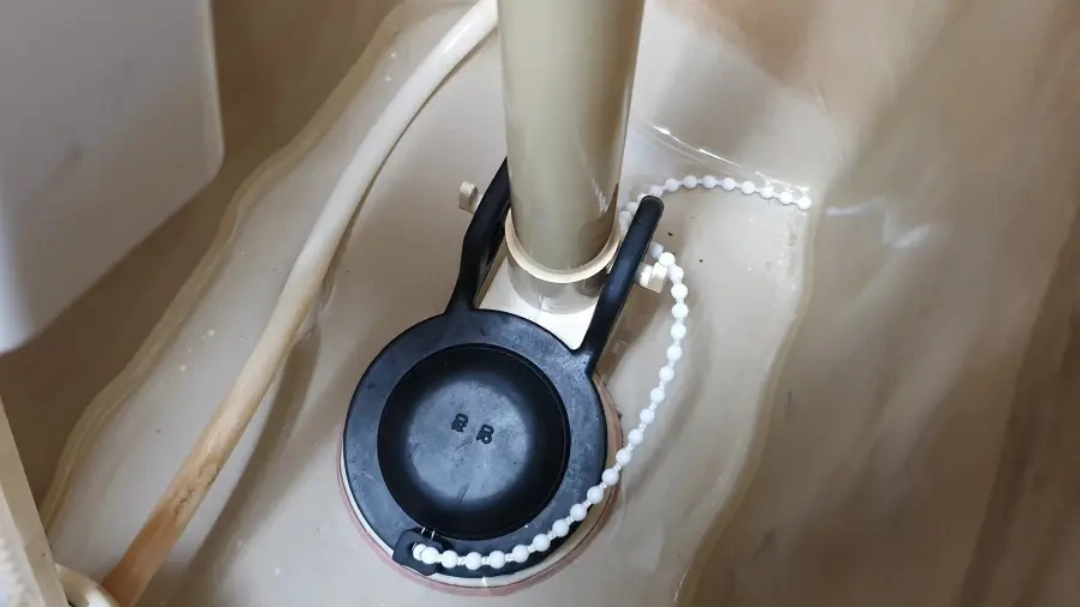 변기 물탱크 마개 설치 모습