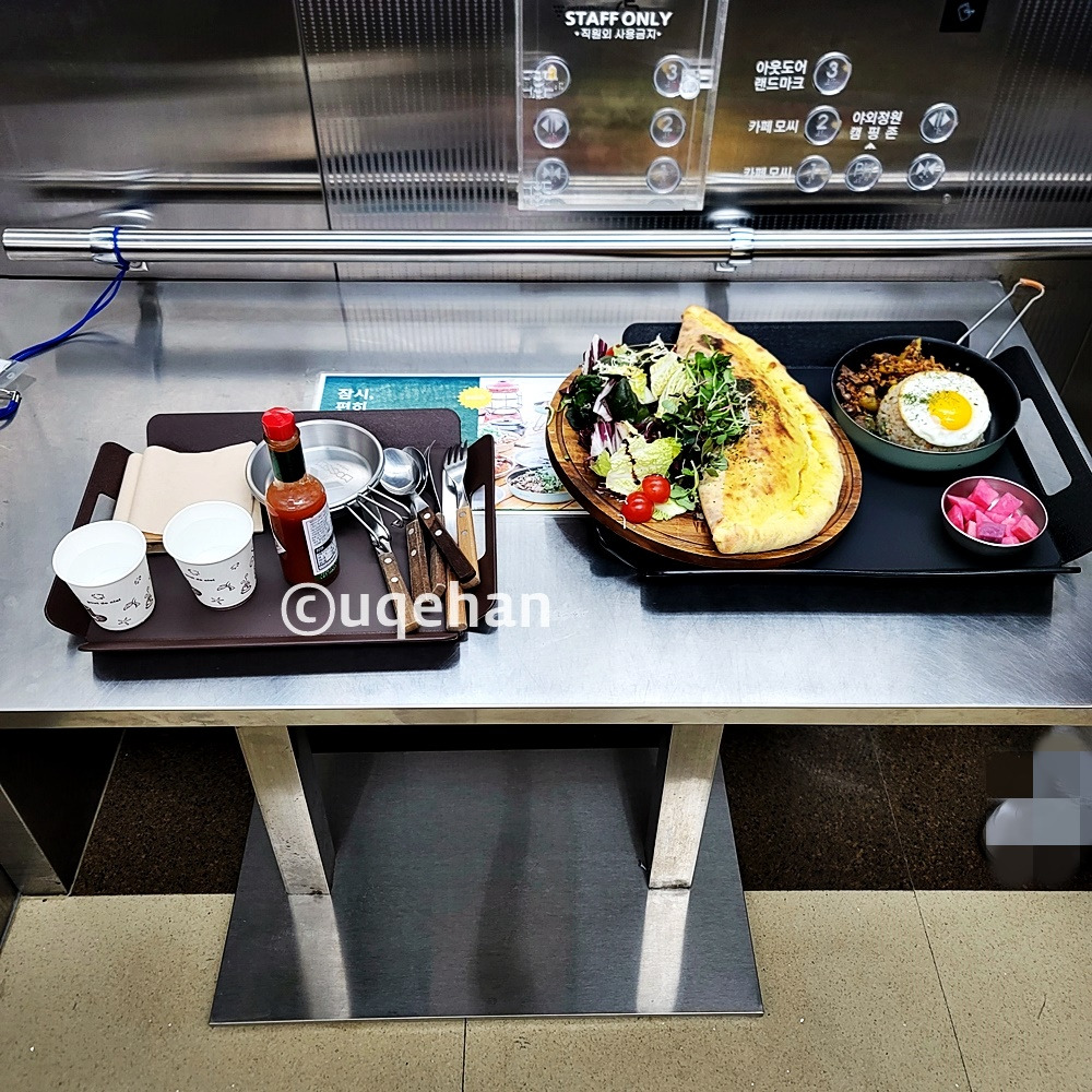 모씨 카페 엘리베이터 내부 음식 거치대위에 주문한 음식이 놓여있다.