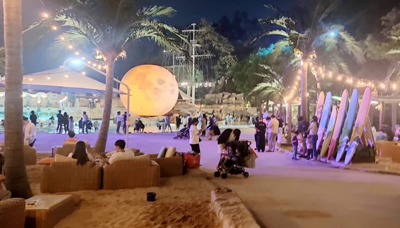 사람들과 조명 외국 야시장 같은 모습