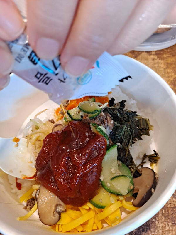 비빔밥에 참기름 넣다