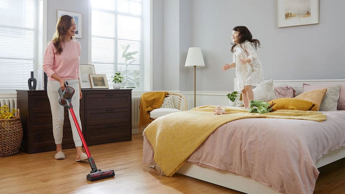 무선청소기의 먼지통과 필터를 깨끗이 청소하는 모습을 보여주며, 효율적인 유지보수를 강조하는 이미지