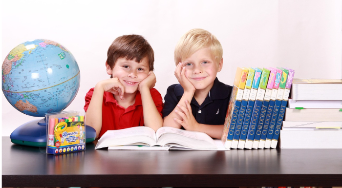 책상에-앉아-있는-아이-2명에-대한-교육-이미지