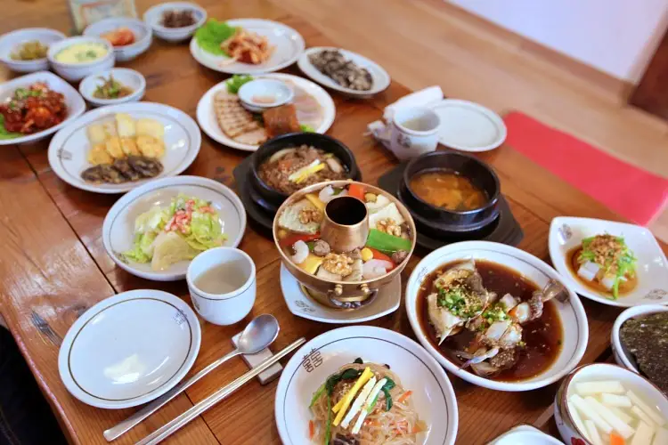 전참시 전지적참견시점 송가인 육회 삼합 간장게장 갈비찜 신선로 남도백반 진수성찬 맛있는 식당 전주 한정식 맛집 소개