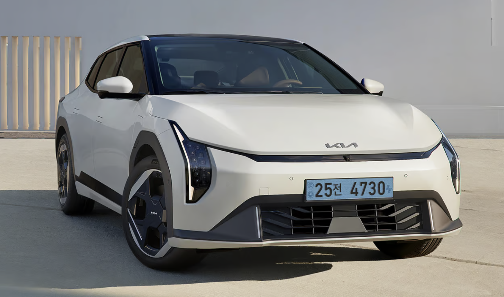 기아 공식 사이트 EV4 사진