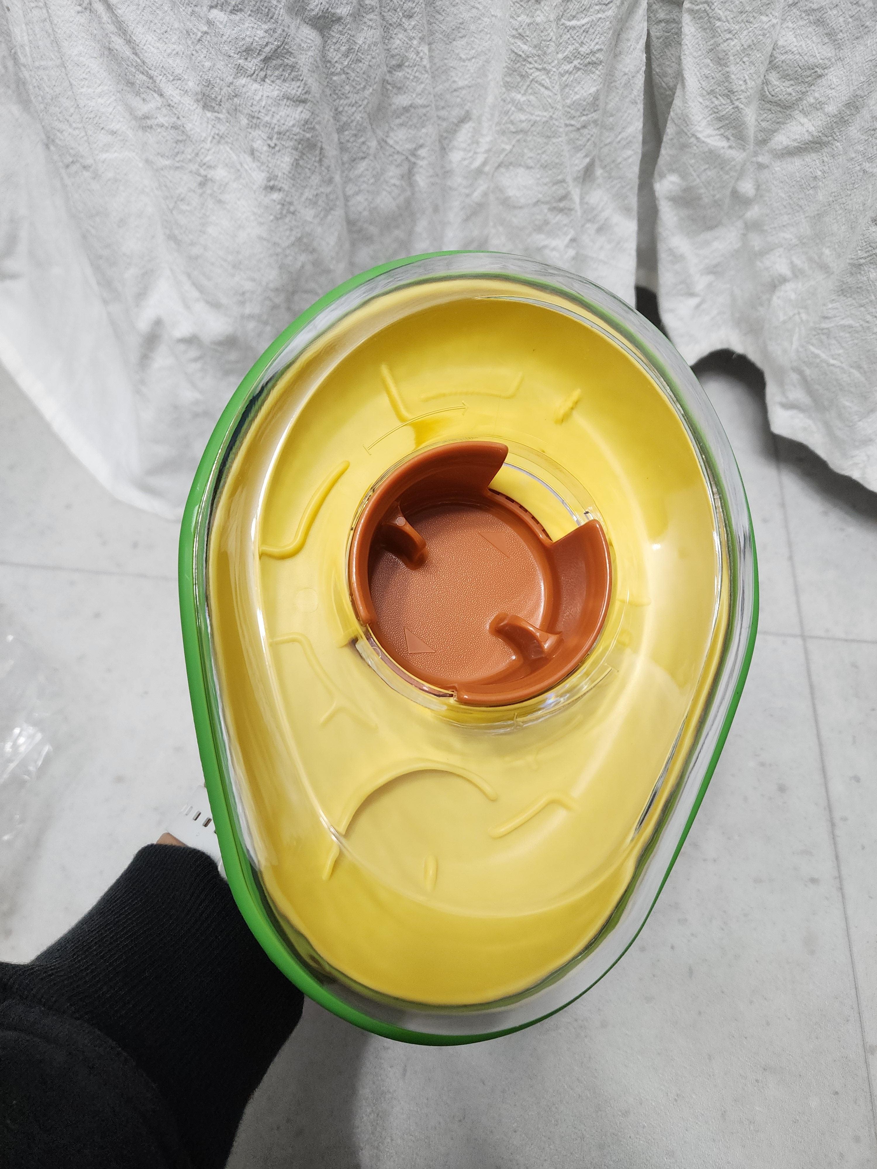 아보카도 노즈워크 제품을 들고 찍은 사진