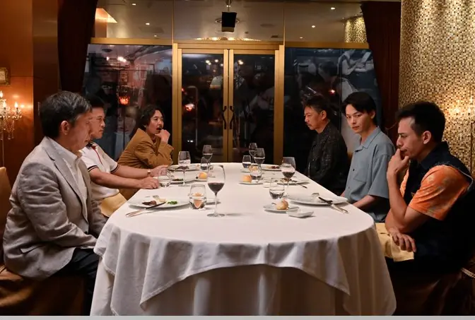 레스토랑에서-식사를-하고있는-소방단원들