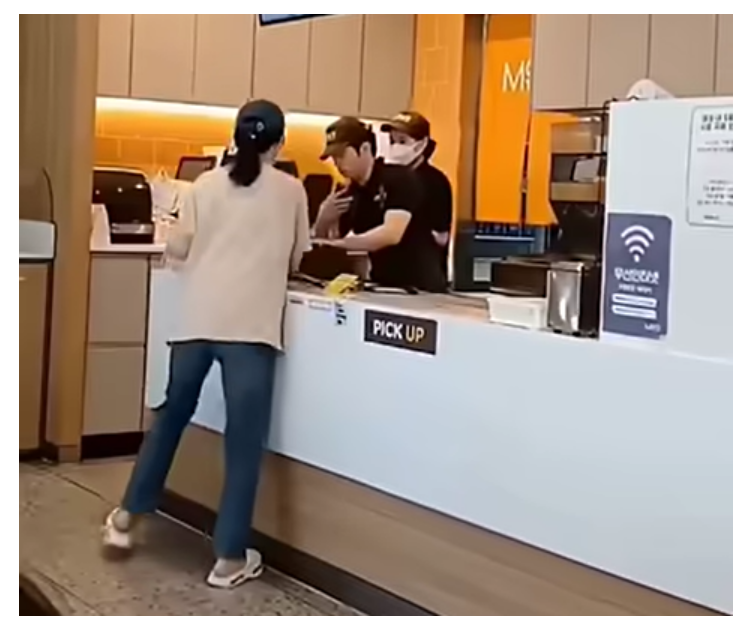 음료 리필 거절에 난동? &lsquo;맘스터치 진상녀&rsquo; 논란