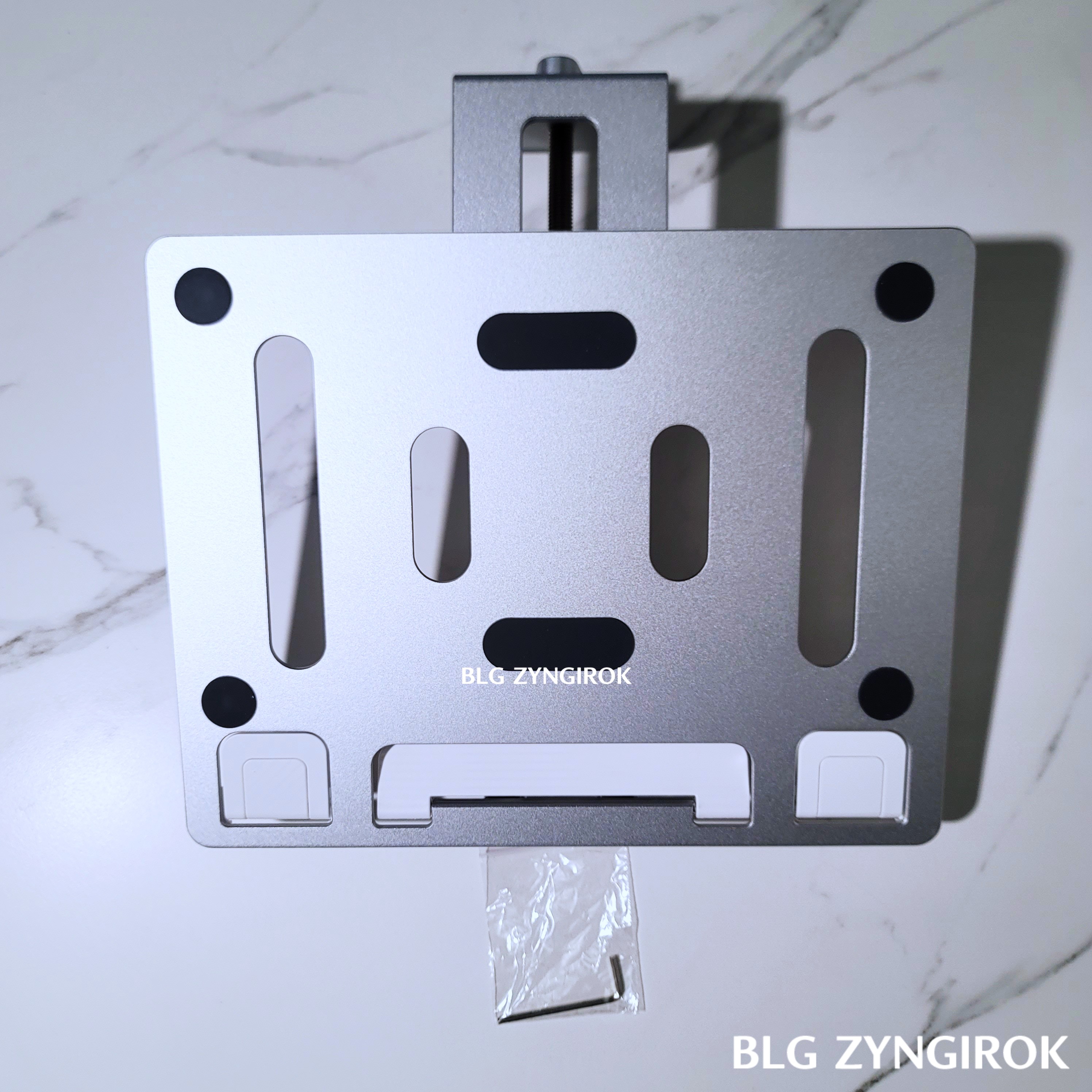 노트북 거치대 구성품 모습이다.