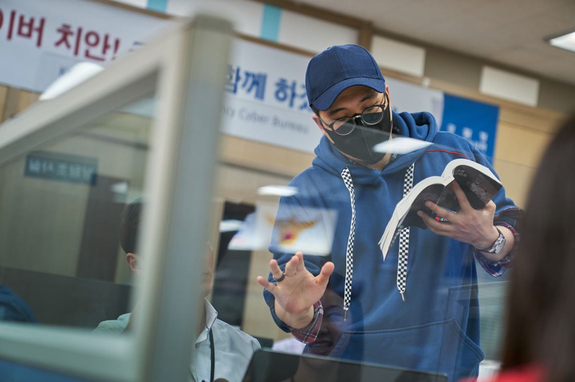 This is [스마트폰을 떨어뜨렸을 뿐인데]