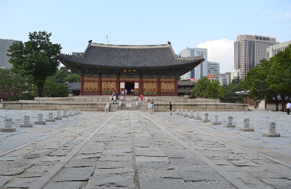 덕수궁의 본래 이름은 경운궁이다