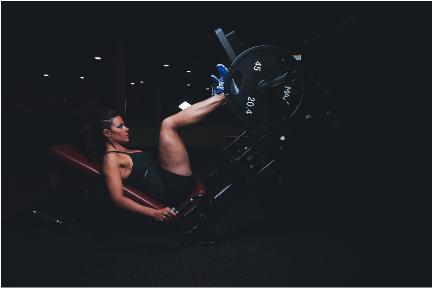 허벅지 근육 운동으로 혈당 관리하는 모습, 벽에 기대 스쿼트 자세