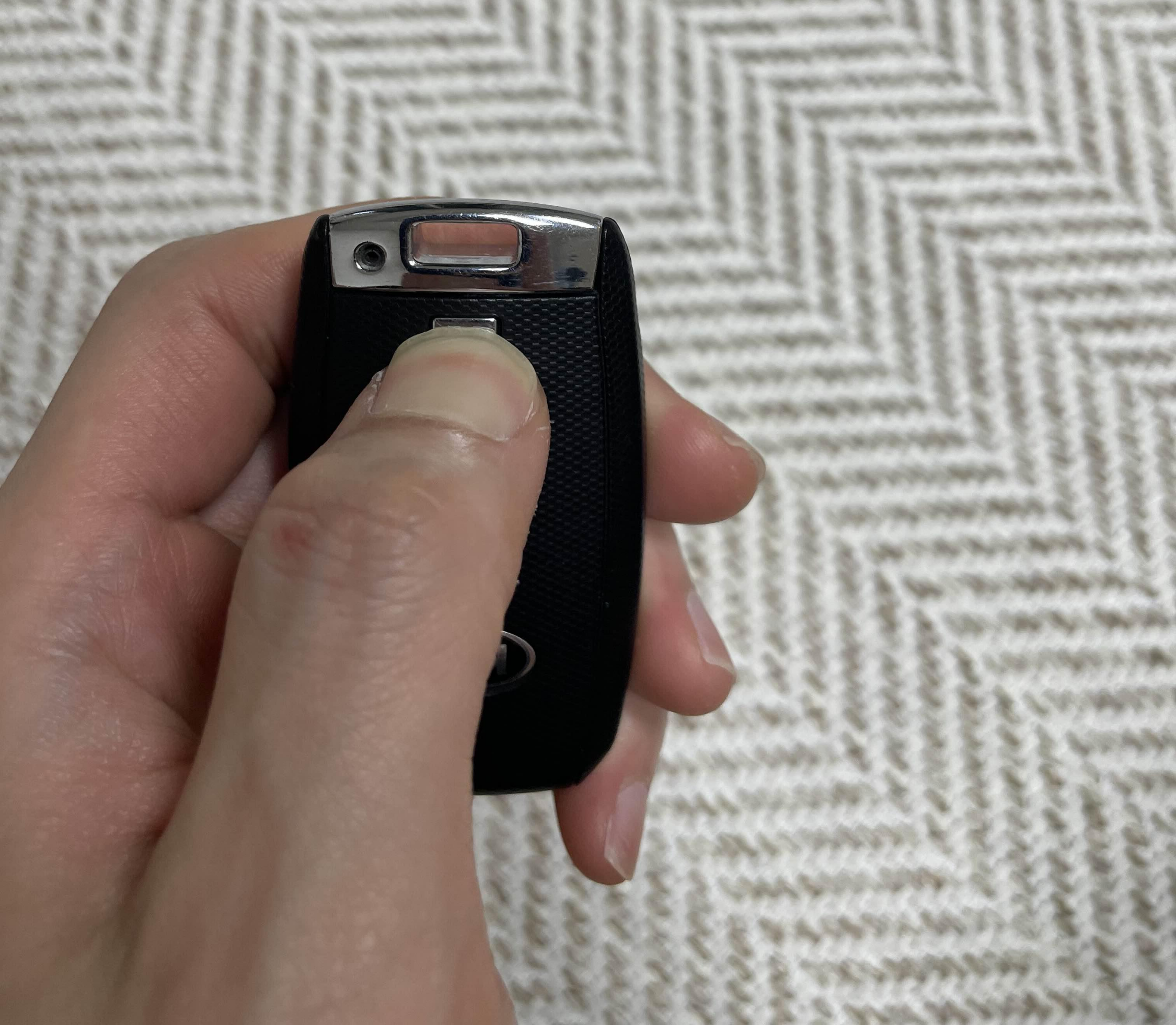 스포티지QL 스마트키 배터리 교체 방법1
열쇠를 빼준다