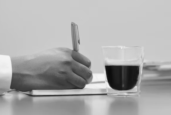 한-남자가-대리제도를-이용하여-계약서에-싸인하고-있다