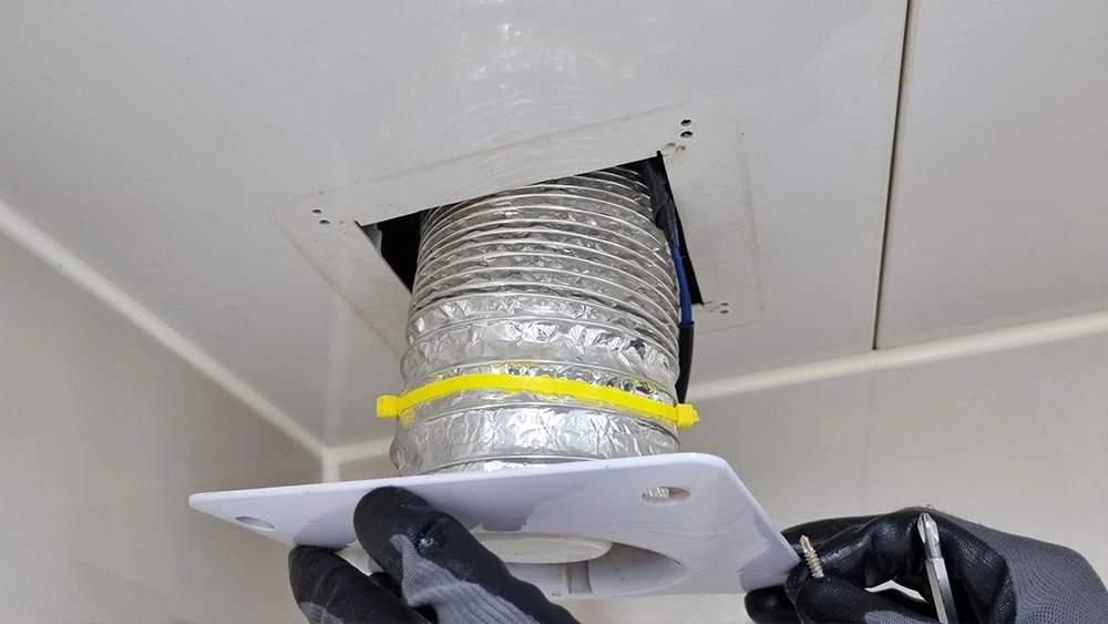 환풍기 떼는 모습