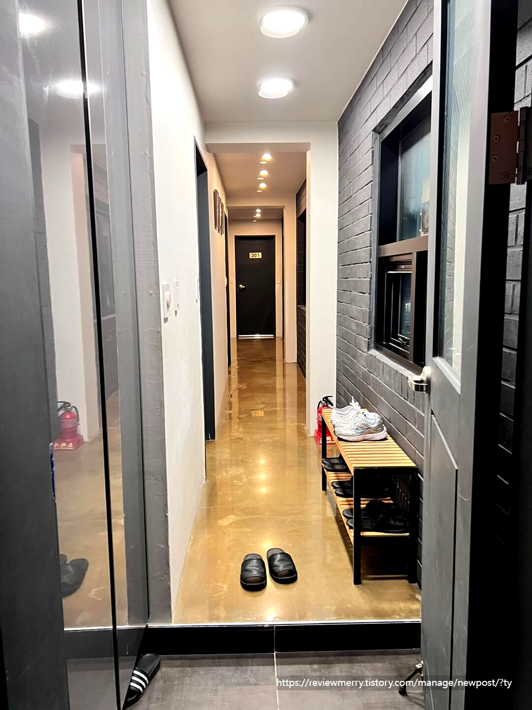 복도 입구 신발장