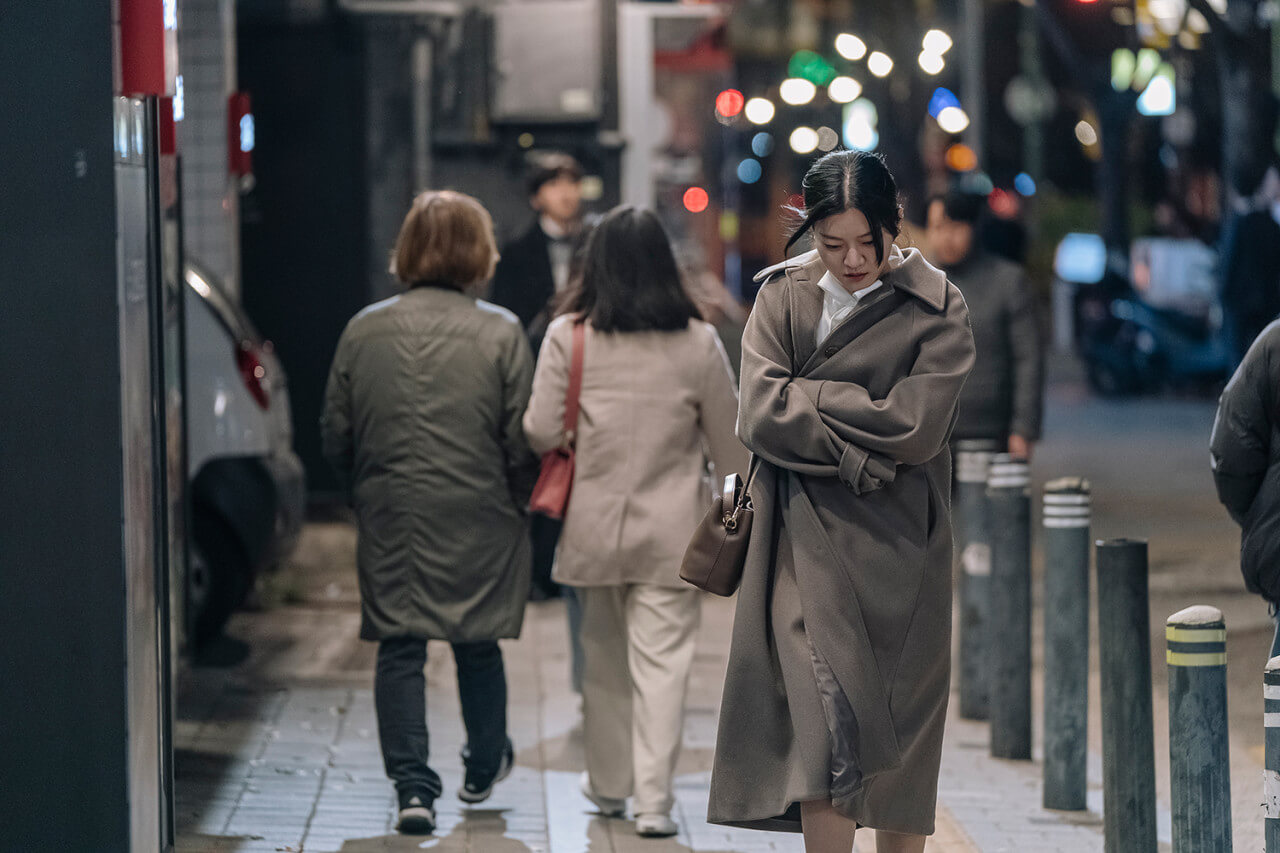 추위를 싫어하는 한국의 계나, 찬바람에 코트를 여미는 장면
