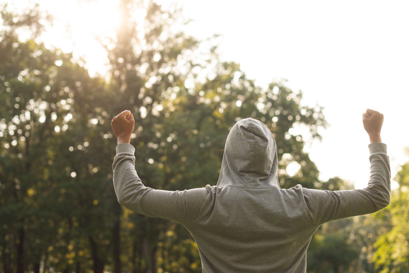 디지털에서 벗어나 멘탈을 관리하기 위해 아침 조깅을 하고 활기참을 얻은 20대 청년의 모습