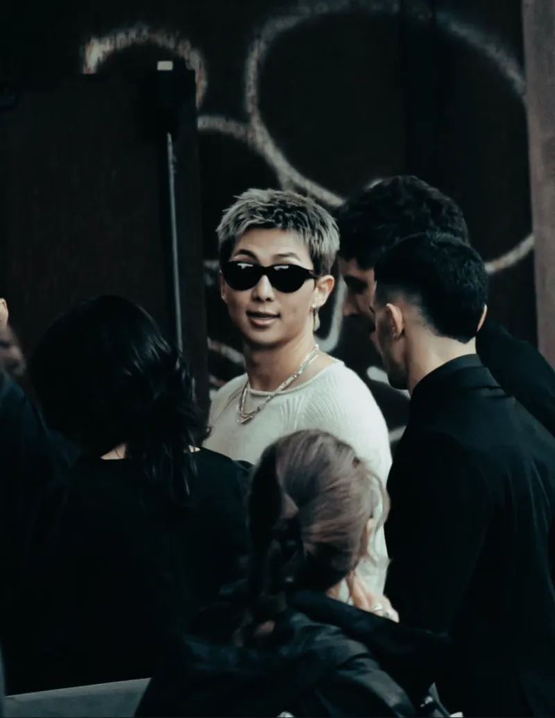 RM 보테가 베네타, RM 공항패션, BTS RM 보테가 베네타, RM 밀라노 패션위크, RM 오디세이 트롤리, 보테가 베네타 인트레치아토, 보테가 베네타 공항패션, 조용한 럭셔리, 실용적 럭셔리, BTS RM 패션, 2026 밀라노 패션위크, RM 럭셔리 패션, RM 스타일링, 보테가 베네타 가방, RM 런웨이 패션