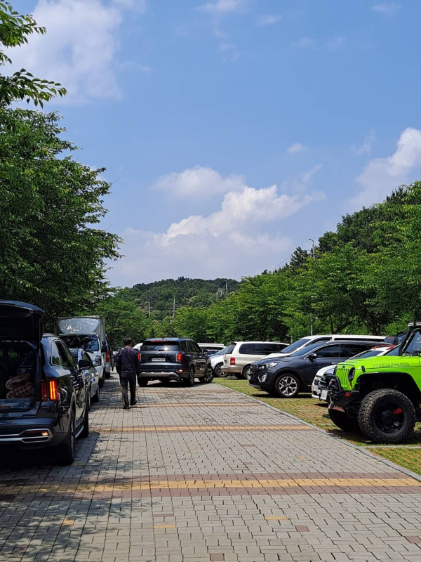 주차장 빼곡한 차량들