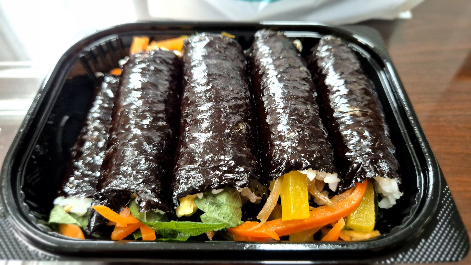 모둠김밥이 소복하게 담겨있다.