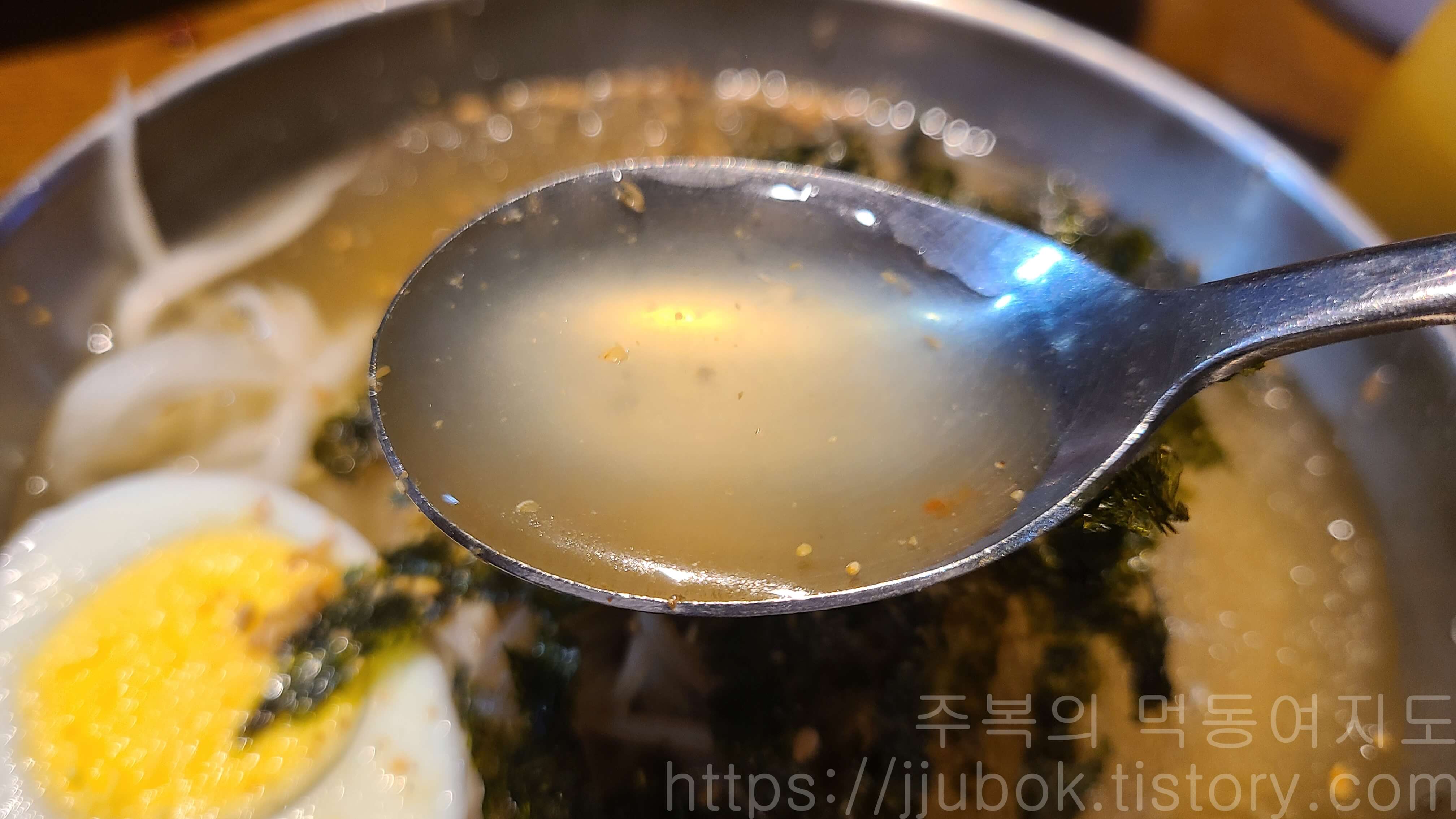 황금족발-메밀막국수-육수-맛