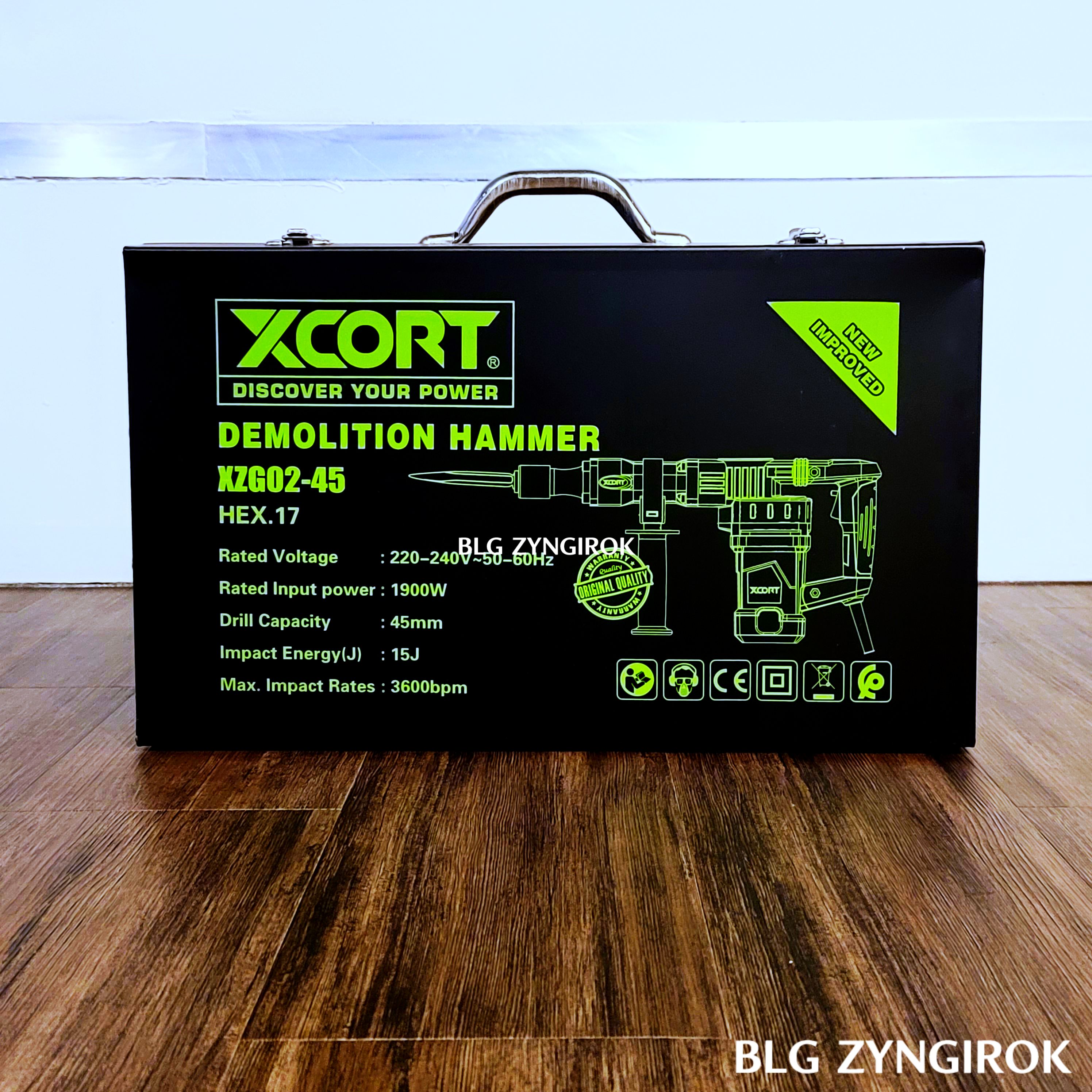 엑스코트 파괴 해머 케이스가 바닥에 놓여있다.