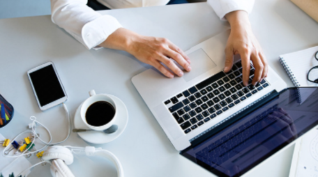 책상-노트북-커피-남자