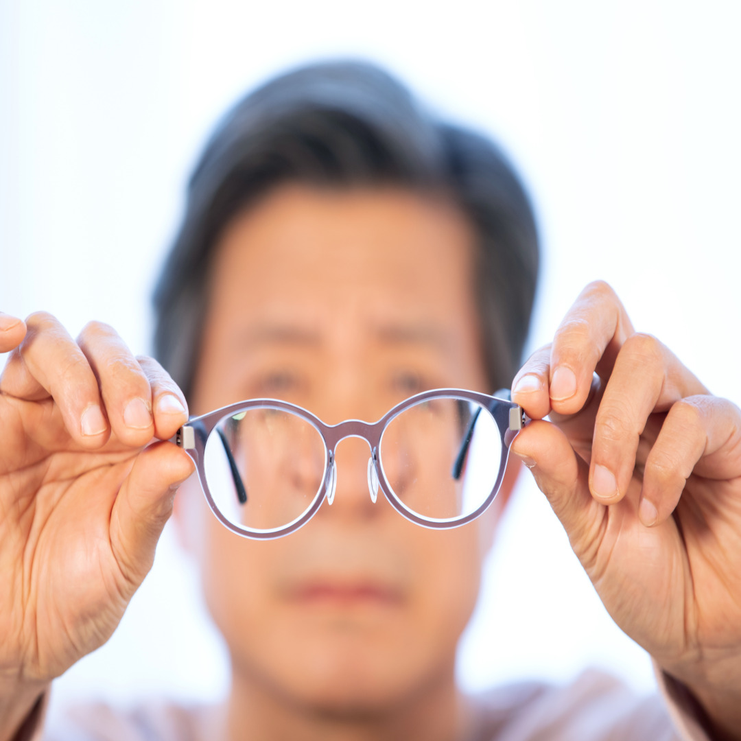 노안 레이저수술과 약물치료 장단점 비교