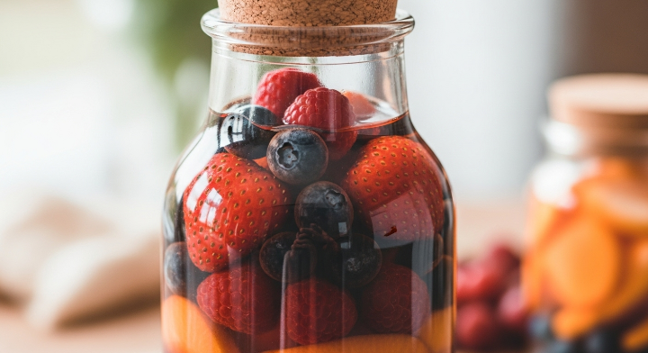 매실청을 설탕과 함께 담궈놓은 이미지 입니다. 맛있게 먹기 위해서는 일정기간의 숙성기간이 필요할 것 같습니다.