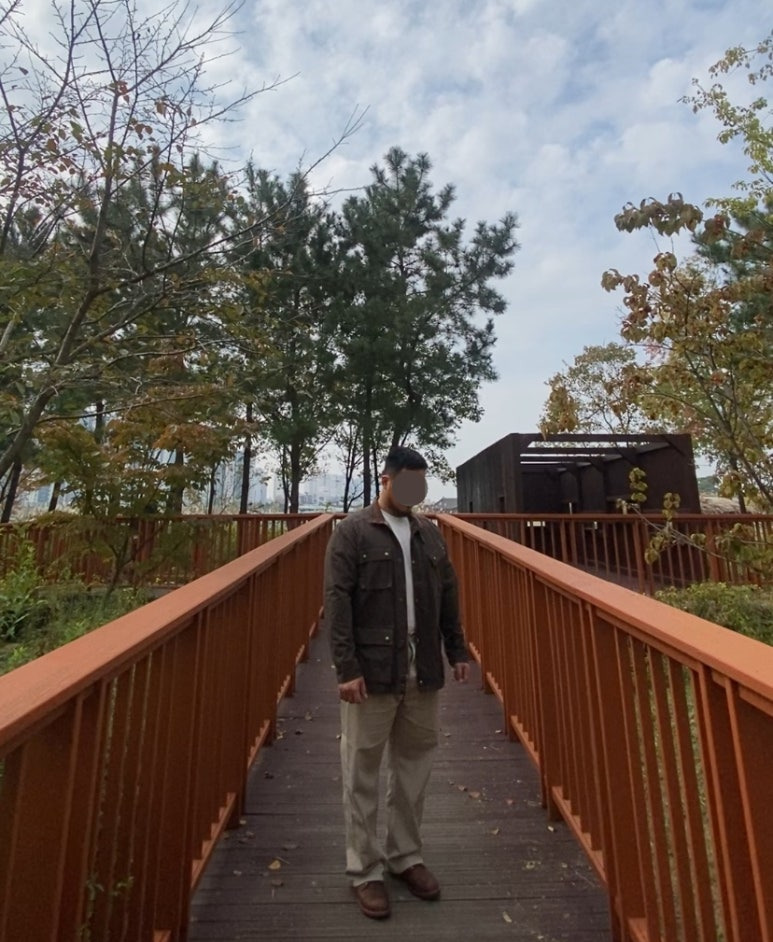 데일리룩('25. 10. 31.)다람 DARAM 빈티지 왁스자켓 카키, 어커버 오버핏 티셔츠, 무신사 무신사스탠다드 가먼트 다잉 와이드 데님 팬츠, 레드윙 아이언레인저 앰버하니스