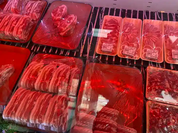 삼겹살-목살-구이용-부위별-진열대