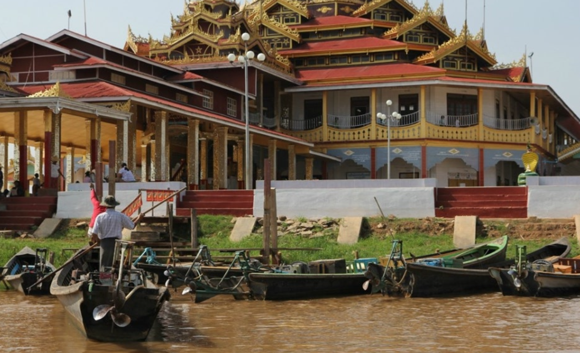 인레호수 부유마을의 사원