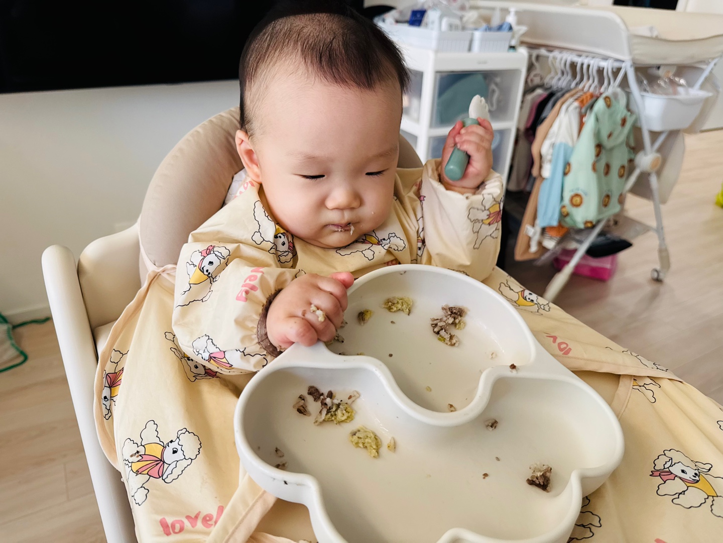 자기주도 이유식 식판 앞에서 밥볼을 하나하나 집어 먹는 찬솔이