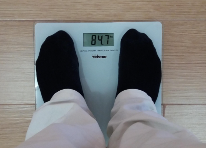 84.7kg 체중계 측정 사진, 디지털 체중계 위에 올라선 발, 체중 기록 및 다이어트 관리 이미지