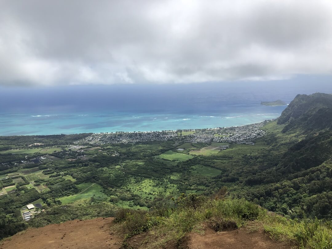 쿨리오우오우 릿지 정상에서 내려다보는 바다와 마을 풍경 사진