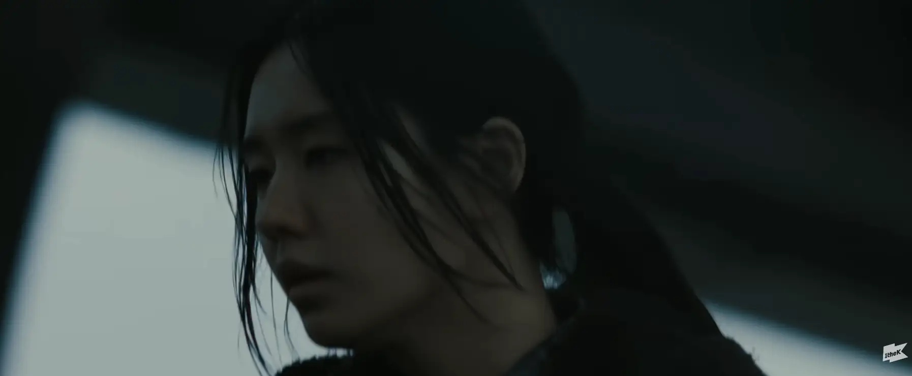 머리를 하나로 묶은 여자가 무언가를 찾는 모습