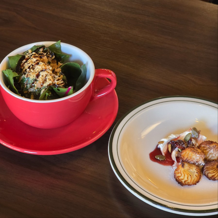 프렌치 레스토랑 에피타이저 샐러드와 디저트 플레이팅