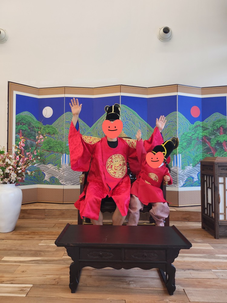 곤룡포를 입은 아빠와 아이